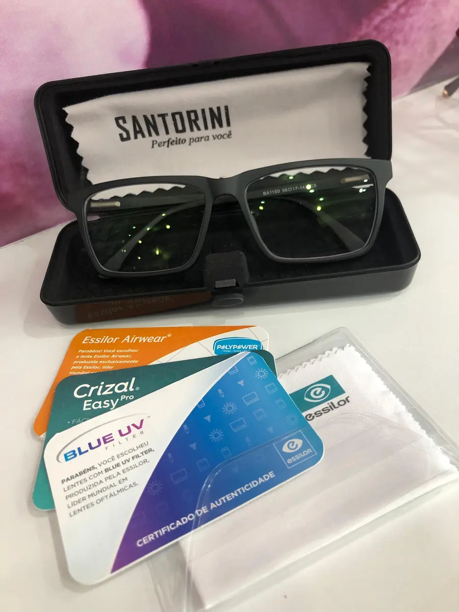 Armação preta no estojo com certificados de lentes