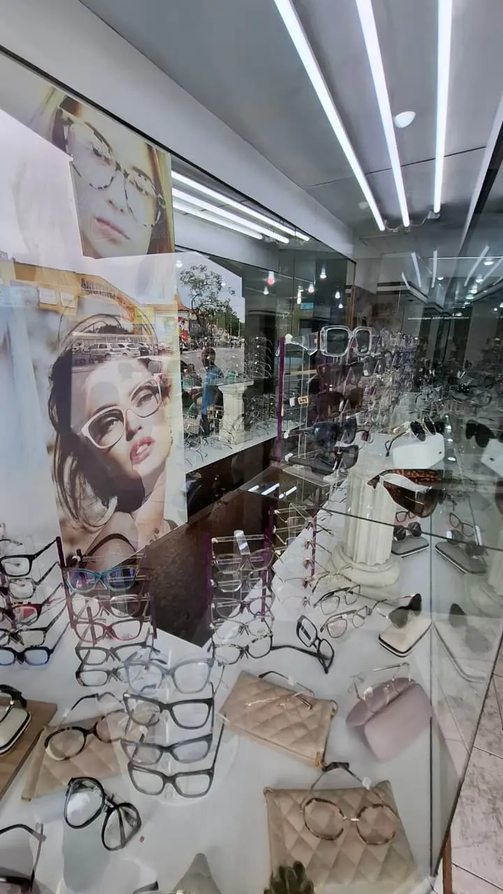 Vitrine de vidro com armações e óculos de sol